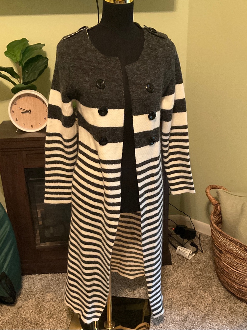 Women’s Size Small Baciano Long Cardigan Sweater, Beautiful